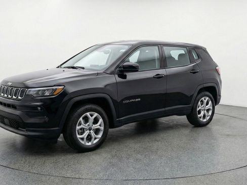 Used 2025 Jeep Compass Latitude image 3