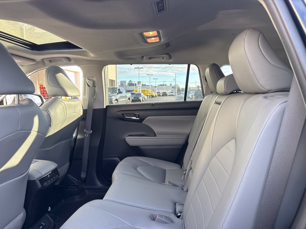 Used 2020 Toyota Highlander XLE AWD/4WD image 10