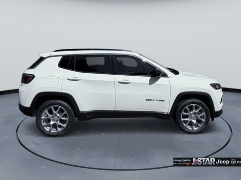 Used 2024 Jeep Compass Latitude AWD/4WD image 4