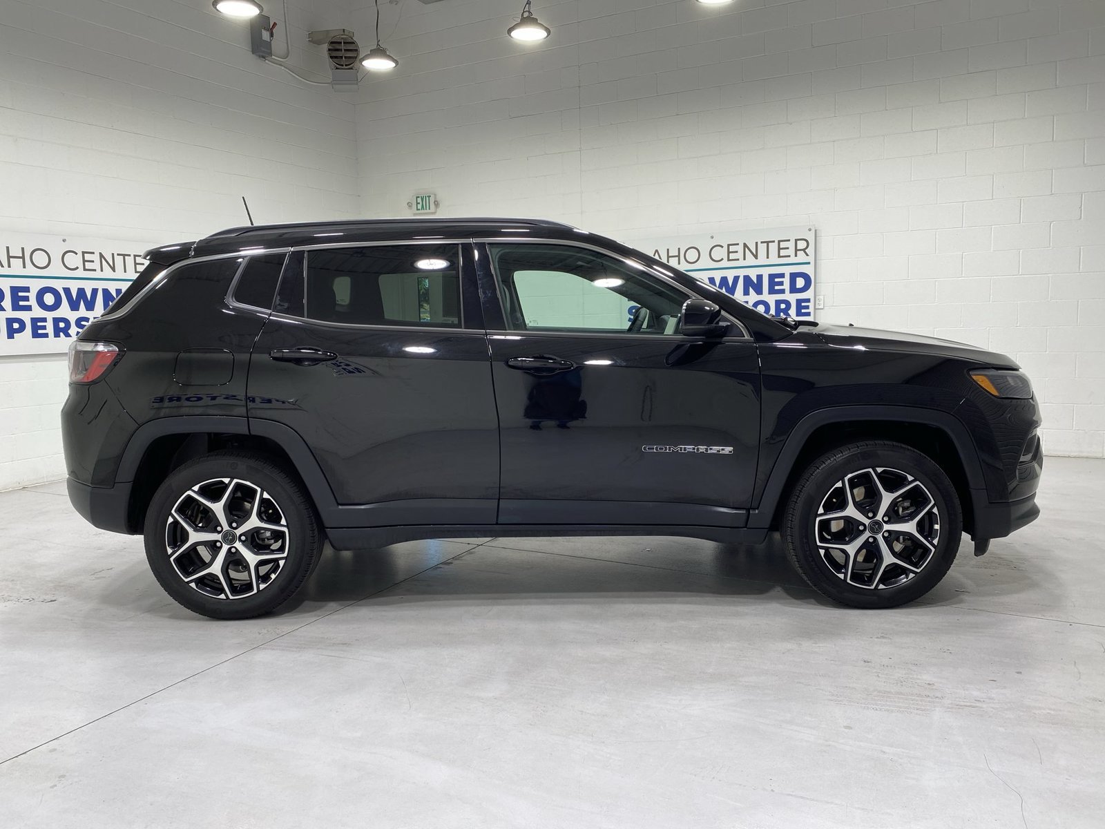 Used 2025 Jeep Compass Limited AWD/4WD image 9