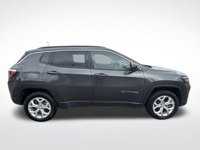 Used 2024 Jeep Compass Latitude AWD/4WD image 6