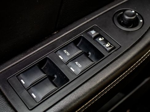 Used 2011 Dodge Avenger Lux FWD image 31