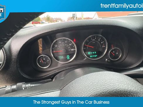 Used 2015 Jeep Wrangler Unlimited Rubicon w/ Connectivity Group image 26