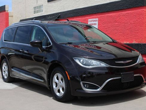 Used 2017 Chrysler Pacifica Touring-L Plus w/ Advanced Safetytec Group FWD image 6