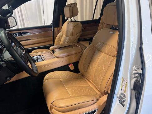 Used 2023 Jeep Grand Wagoneer Series III AWD/4WD image 7