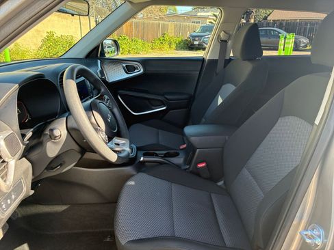 Used 2025 Kia Soul LX w/ LX Technology Package image 25