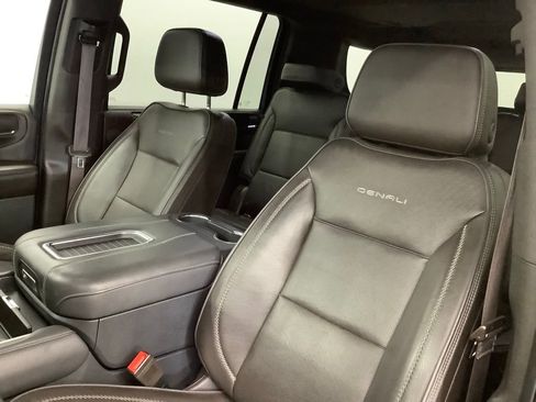 Used 2022 GMC Yukon XL Denali w/ Denali Premium Package AWD/4WD image 12