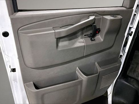 Used 2017 Chevrolet Express 2500 image 18
