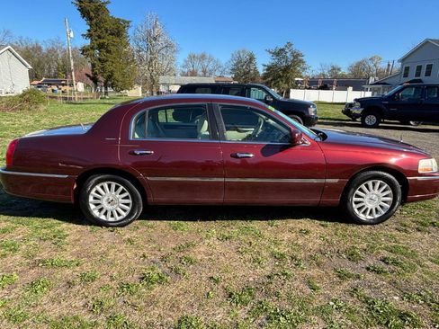 Used 2004 Lincoln Town Car Signature image 4