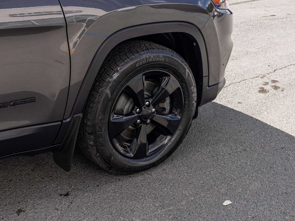 Used 2021 Jeep Cherokee Latitude Plus AWD/4WD image 9