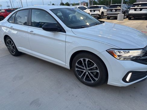 Used 2023 Volkswagen Jetta Sport image 2