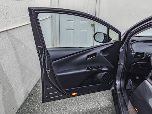 Used 2017 Toyota Prius Prime Premium image 11