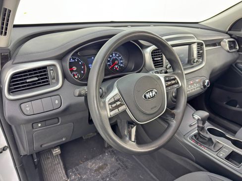 Used 2020 Kia Sorento LX image 12
