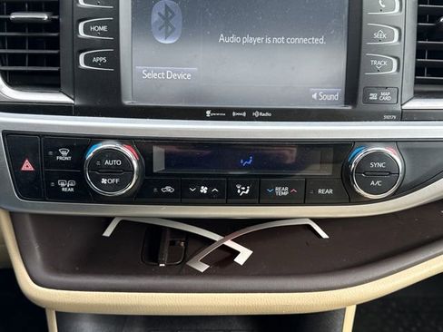 Used 2017 Toyota Highlander XLE image 32