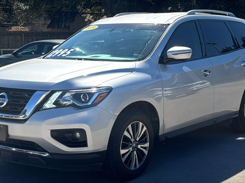 Used 2018 Nissan Pathfinder SL image 3