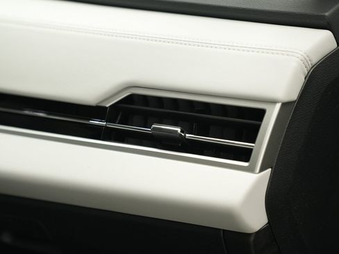 Used 2025 Mitsubishi Outlander SE image 38