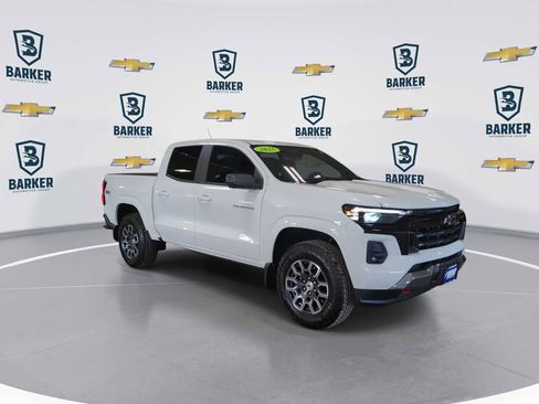 Used 2025 Chevrolet Colorado Z71 w/ Technology Package AWD/4WD image 2