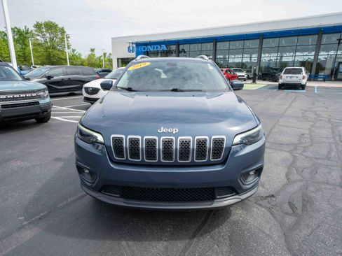 Used 2019 Jeep Cherokee Latitude Plus w/ Cold Weather Group AWD/4WD image 2
