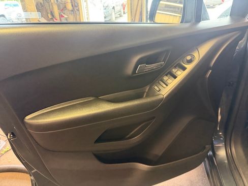 Used 2021 Chevrolet Trax LT FWD image 36