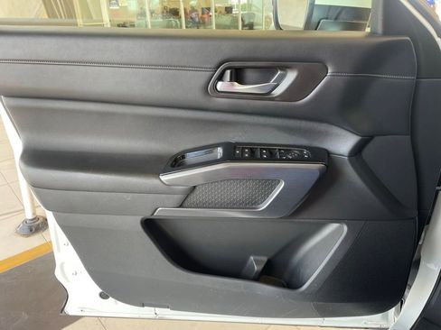 Used 2023 Nissan Pathfinder SL FWD image 9