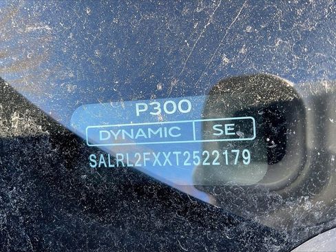 New 2026 Land Rover Discovery Dynamic SE image 9