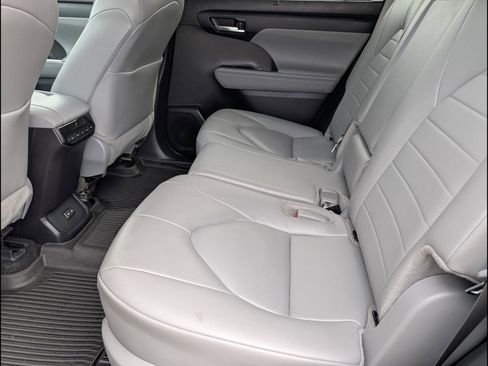 Used 2024 Toyota Highlander XLE AWD/4WD image 12