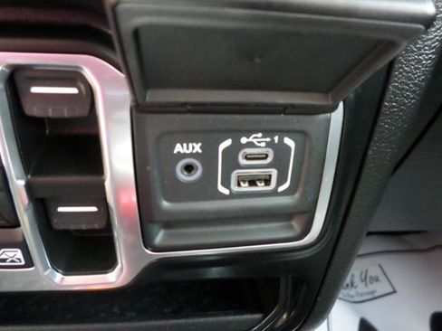 Used 2022 Jeep Wrangler Unlimited Sahara AWD/4WD image 16
