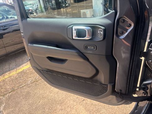Used 2025 Jeep Wrangler Unlimited Sahara AWD/4WD image 18