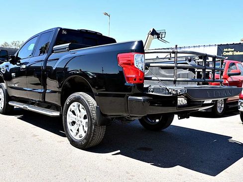 Used 2018 Nissan Titan SV w/ SV Convenience Package AWD/4WD image 9