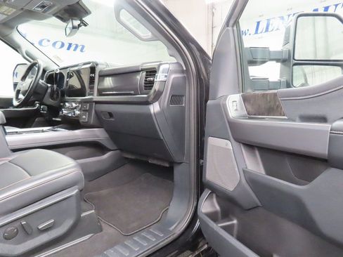 Used 2025 Ford F250 Lariat w/ Black Appearance Package image 32