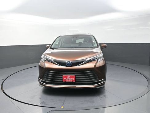 Certified 2022 Toyota Sienna XLE w/ XLE Plus Package AWD/4WD image 38