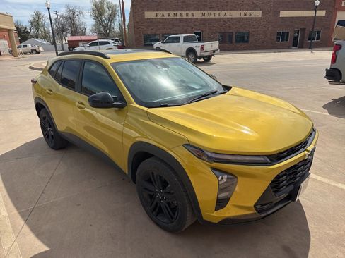 Used 2024 Chevrolet Trax ACTIV w/ Sunroof Package image 2