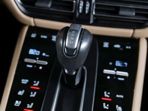 Certified 2023 Porsche Macan image 17