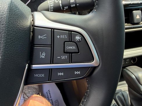 Used 2023 Toyota Highlander LE FWD image 20