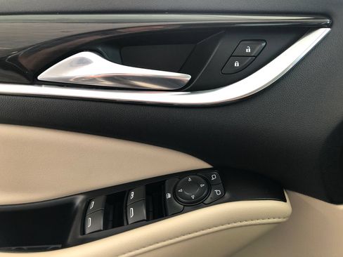 Used 2019 Buick Enclave Essence FWD image 38