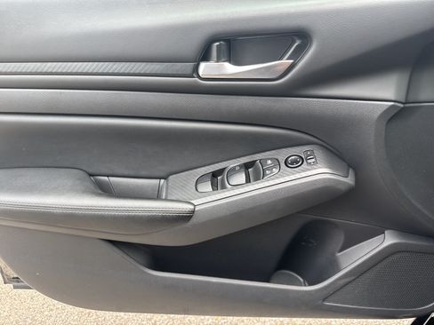 Used 2025 Nissan Altima 2.5 SV FWD image 9