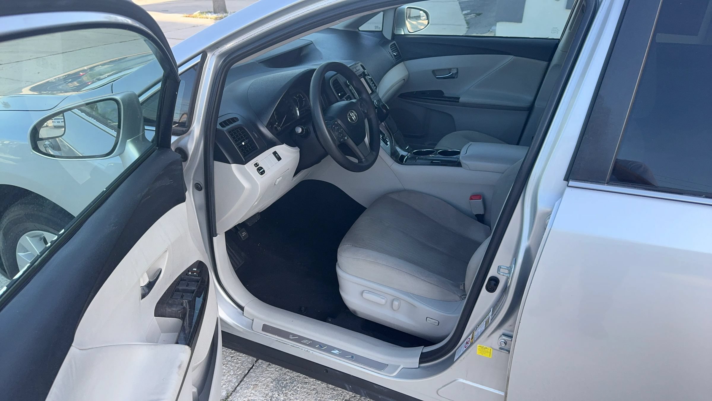 Used 2013 Toyota Venza LE FWD image 13
