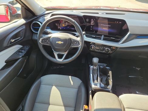 Used 2025 Chevrolet Trax LT w/ LT Convenience Package FWD image 13