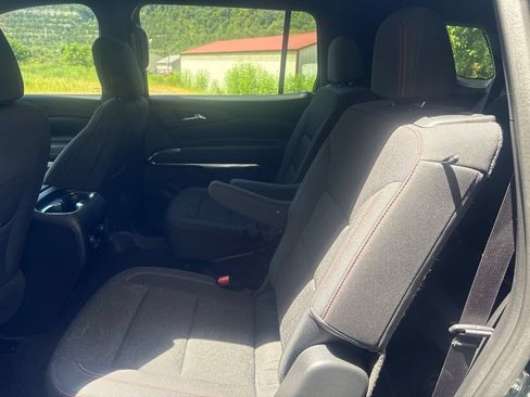 Used 2024 Chevrolet Traverse Z71 AWD/4WD image 16