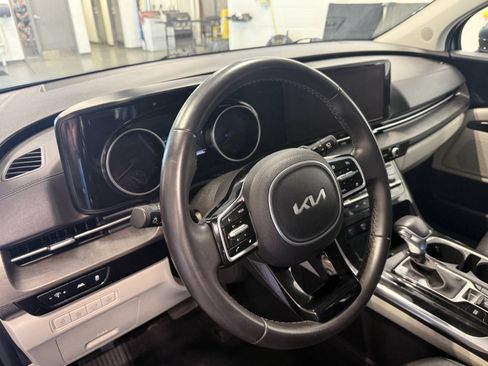 Used 2024 Kia Carnival EX FWD image 21