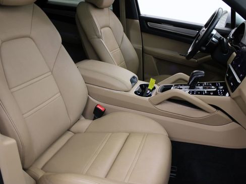 Certified 2023 Porsche Cayenne Platinum Edition image 31