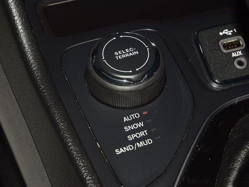 Used 2019 Jeep Cherokee Latitude Plus image 30