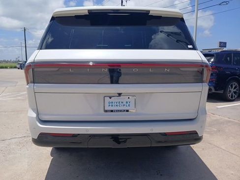 Used 2025 Lincoln Navigator Black Label AWD/4WD image 18