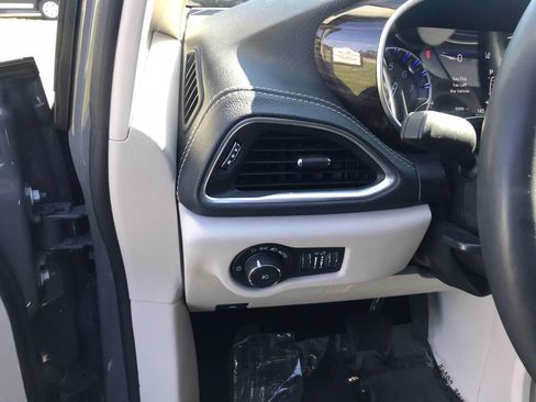 Used 2023 Chrysler Pacifica Limited FWD image 13
