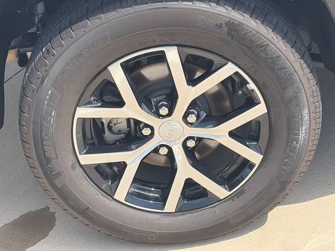 Used 2025 Jeep Grand Cherokee Limited RWD image 11