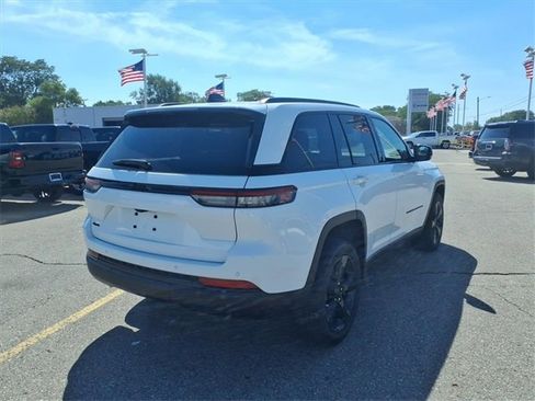 Used 2023 Jeep Grand Cherokee Altitude image 5