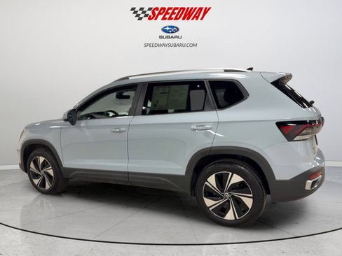 Certified 2025 Volkswagen Taos SE image 7