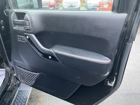 Used 2012 Jeep Wrangler Unlimited Sahara image 22