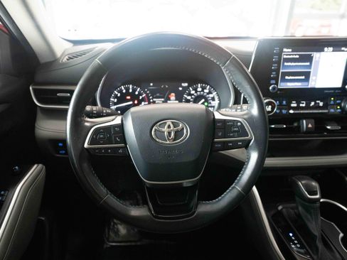 Used 2020 Toyota Highlander XLE AWD/4WD image 21