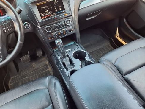Used 2016 Ford Explorer XLT w/ Equipment Group 202A FWD image 11